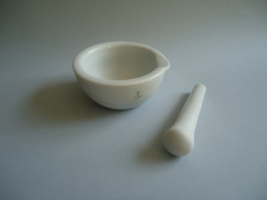 mortero porcelana 10 cm con mano